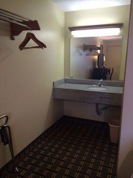 Hospitality Inn Bowmansville Екстериор снимка